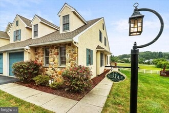 Building Photo - 10 Stable Dr