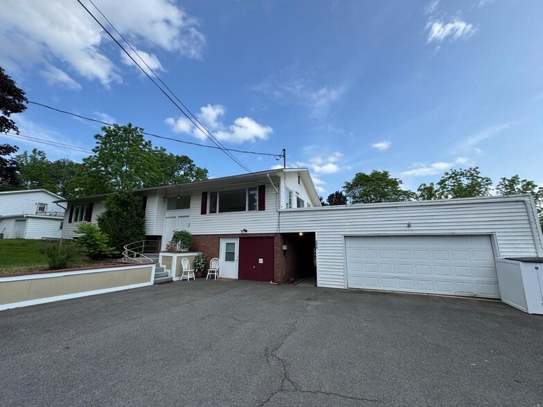 Building Photo - 137 Honness Ln