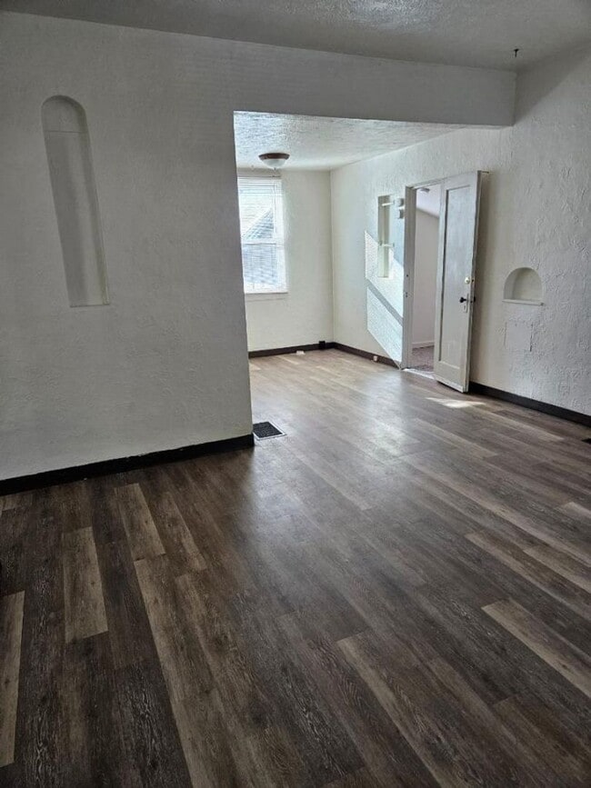 Building Photo - Fantastic 2 bedroom house avail NOW