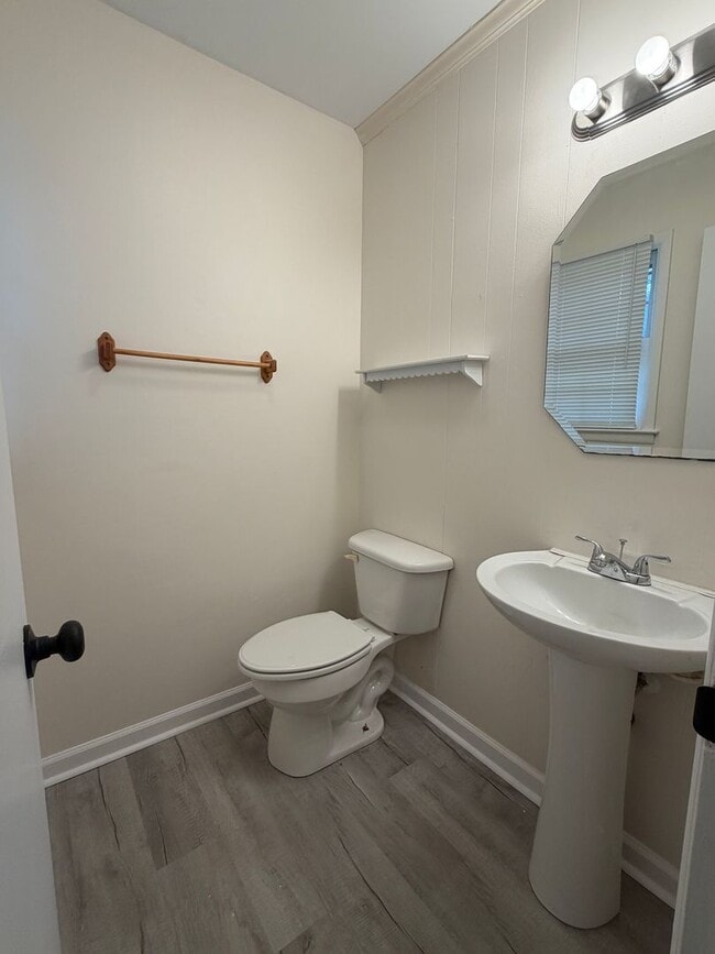 Building Photo - Large Home suitable for Residence or Business