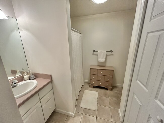 Building Photo - 17 Ashford Dr