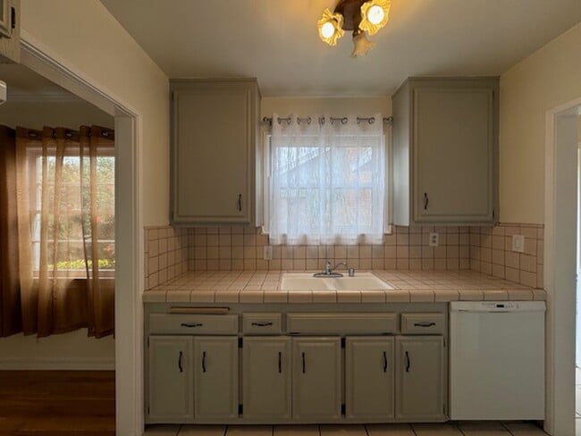 Building Photo - 3 bed & 2 bath home in EAST side Long Beach