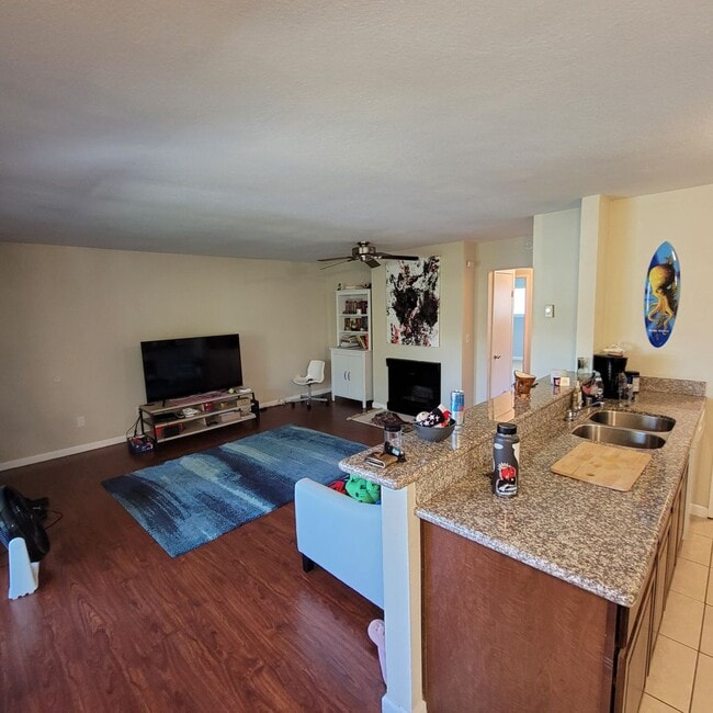 Building Photo - Spacious 2 bedroom 1 bathroom Condo with L...