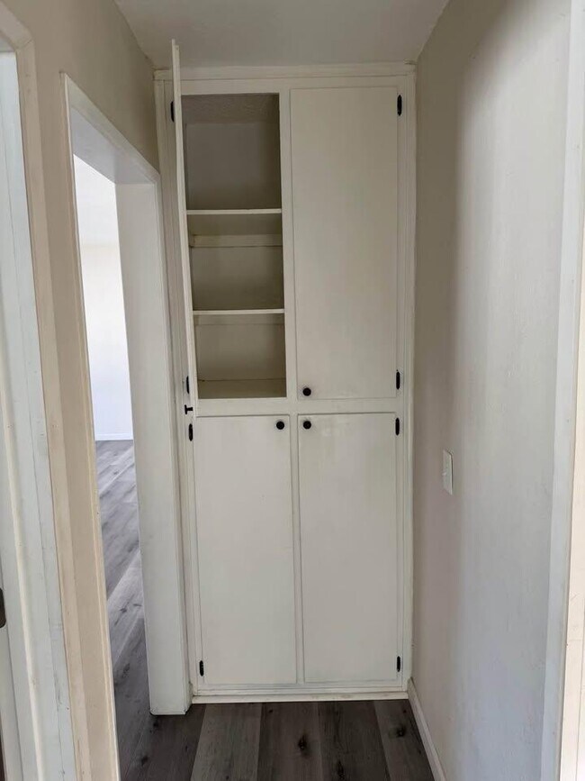 Building Photo - 2122 E 11th St