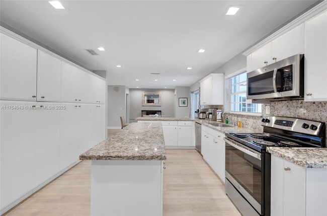 Building Photo - 7711 Coquina Dr