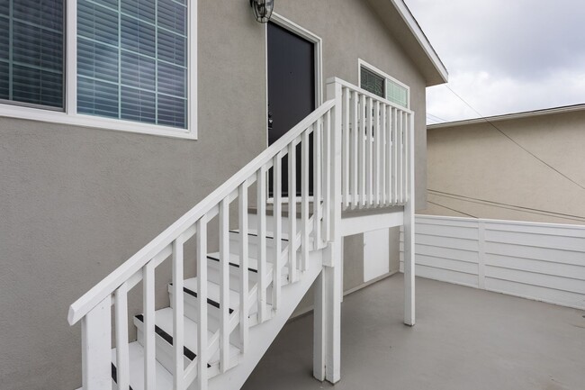 Building Photo - 520.5 Poinsettia Ave