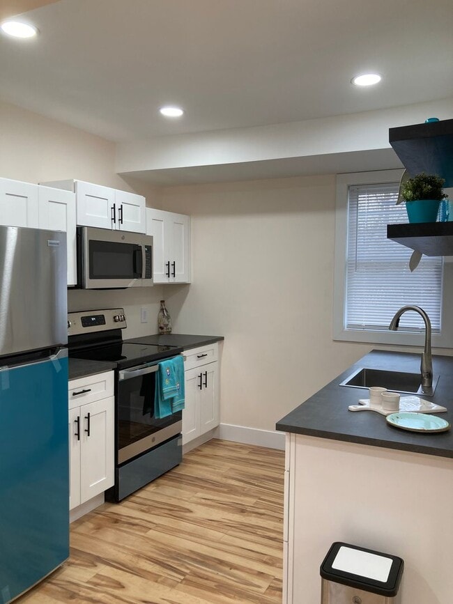 Building Photo - 2 Bedroom  Renovated Century Home Modern S...