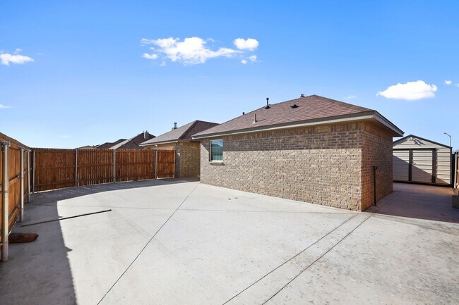 Building Photo - Stunning with 4 bedrooms in City View!