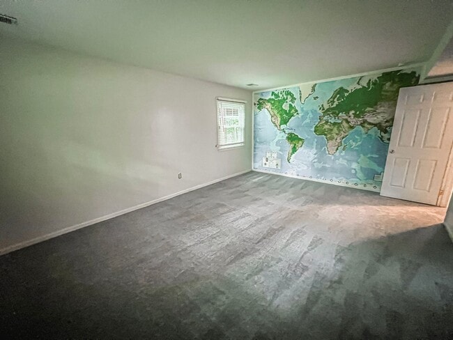 Building Photo - Remarkable Home With Spacious Deck And Detached Parking In A Quiet Cul De Sac In Woodbine Woods