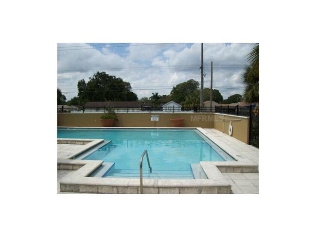 Building Photo - Nice condo with building Elevator, large patio Heard of Carrollwood