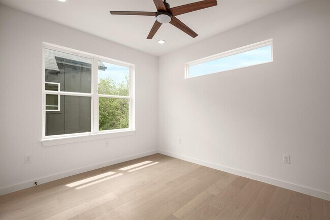 Building Photo - 5305 Ledesma Rd