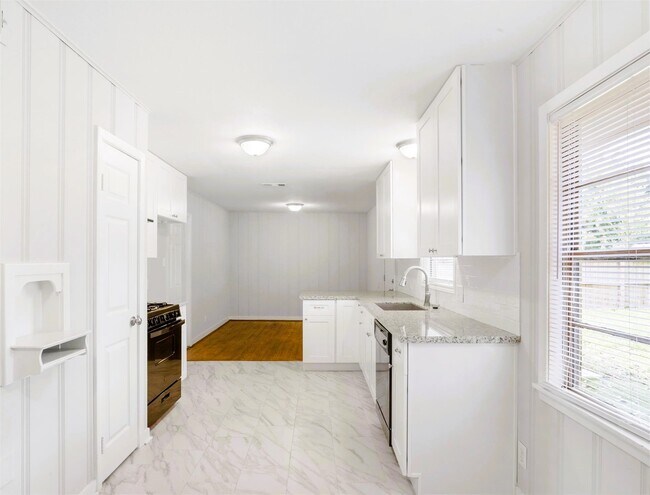 Building Photo - 7406 Janak Dr