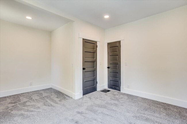 Building Photo - Riverside home for rent
