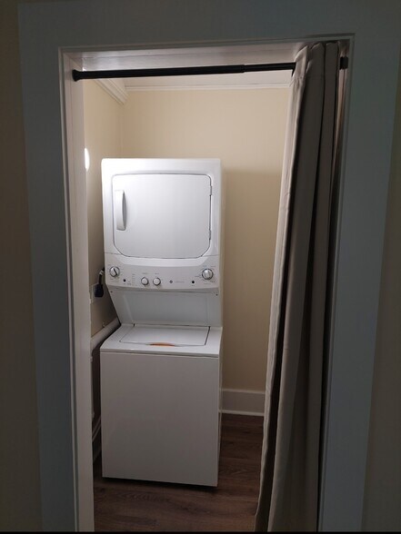 Building Photo - 20 Plante St