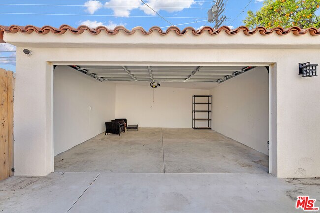 Building Photo - 9115 S Hobart Blvd