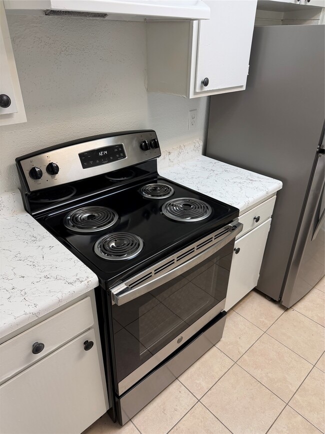 Building Photo - 2816 S Bartell Dr