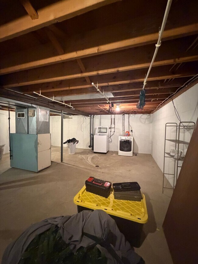 Building Photo - Midpark Duplex