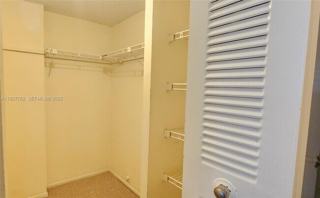 Building Photo - 9450 Poinciana Pl