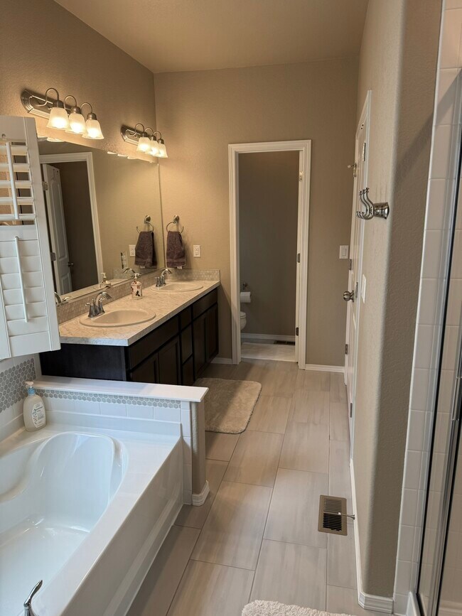 Building Photo - 9958 Golf Crest Dr