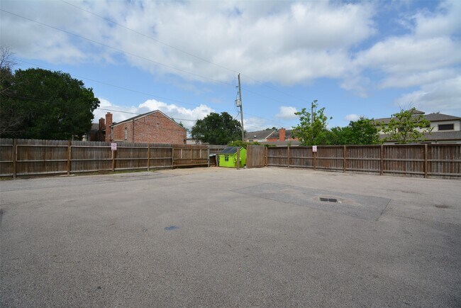 Building Photo - 1526 East Ave