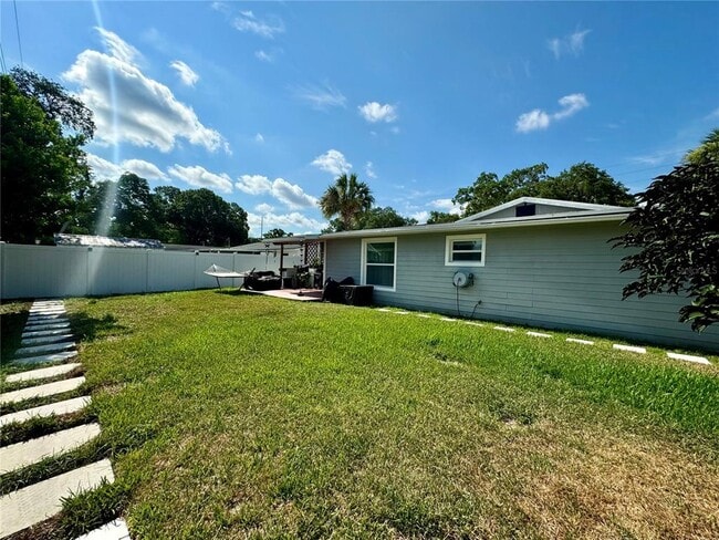 Building Photo - 2707 W Kenmore Ave