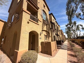 Building Photo - End Unit 2 bed/2.5 bath Town Home Ready 4 Move In!