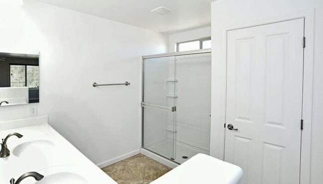 Building Photo - Amazing 2-Story Home