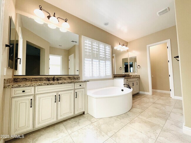 Building Photo - 3104 E Wildhorse Ct