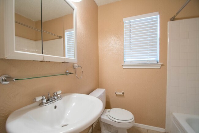 Building Photo - Charmer in Arlington