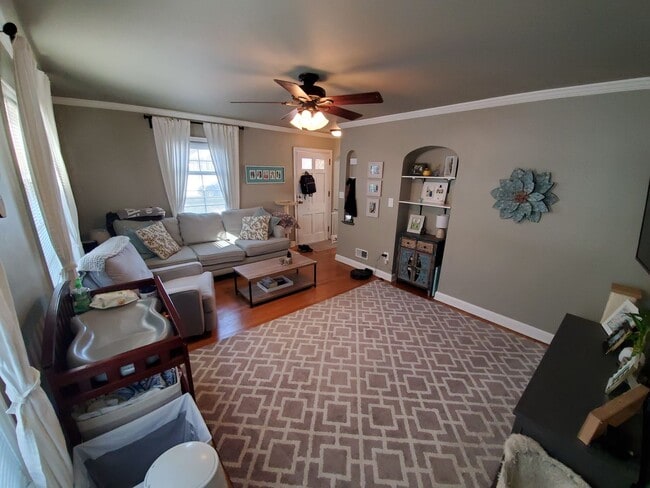 Building Photo - Cute 2 bedroom cape cod