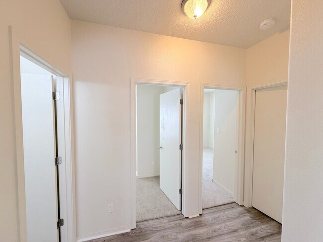 Building Photo - Beautiful 3 bed 2 bath in SW Albuquerque! Spacious layout. New Flooring! 2 Car Garage. Near 98th ...