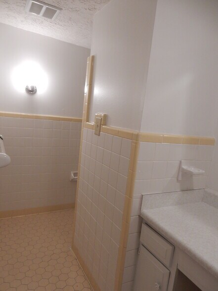 Bath. - 1278 Everett Ave