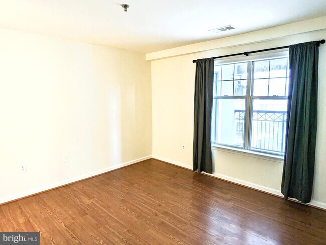 Building Photo - 5563 Seminary Rd