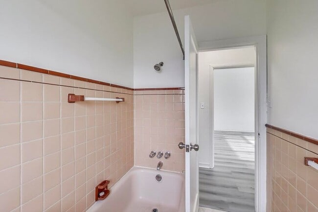 Building Photo - 5492 Ruth Ave