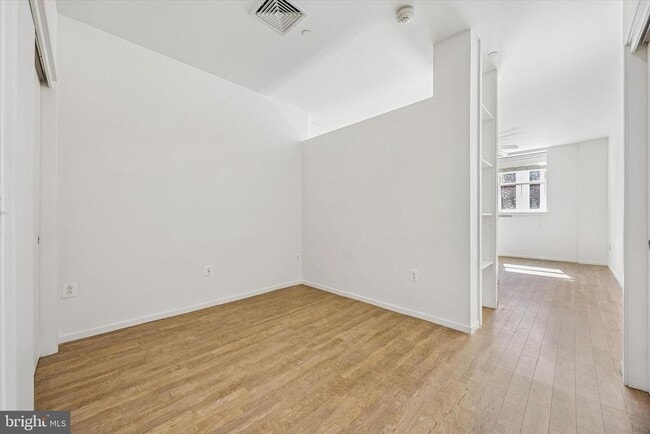 Building Photo - 1015 W Lancaster Ave