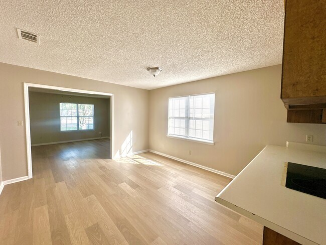 Building Photo - 5 Kensington Cir