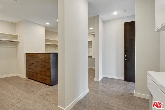 Building Photo - 3850 Rambla Orienta