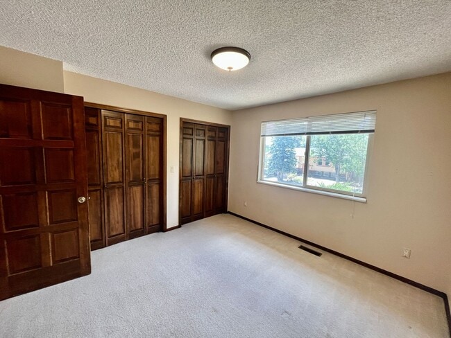 Building Photo - 4 Bedroom Bi Level Home in Rockrimmon