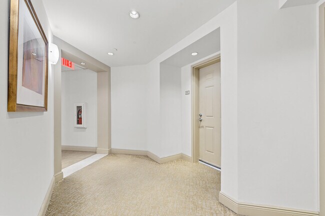 Building Photo - 511 Lucerne Ave