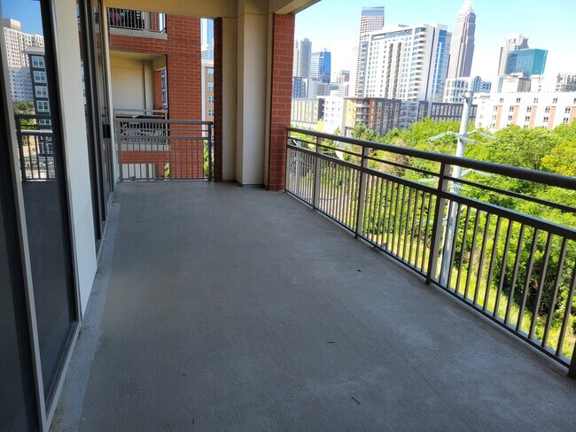 Building Photo - 701 Royal Ct