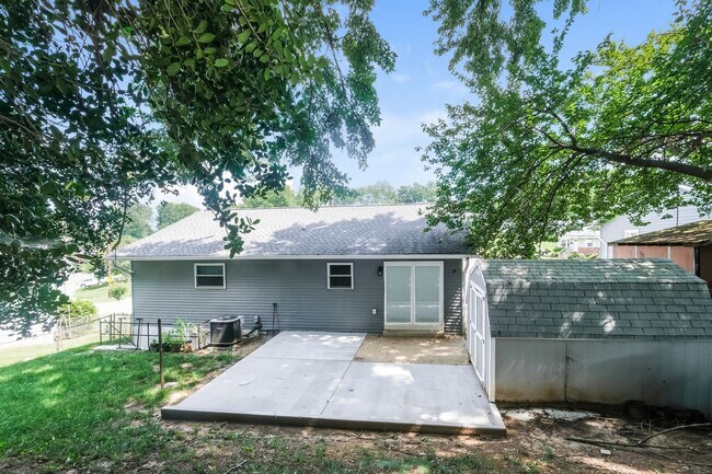 Building Photo - Spacious Single Family Home with backyard space