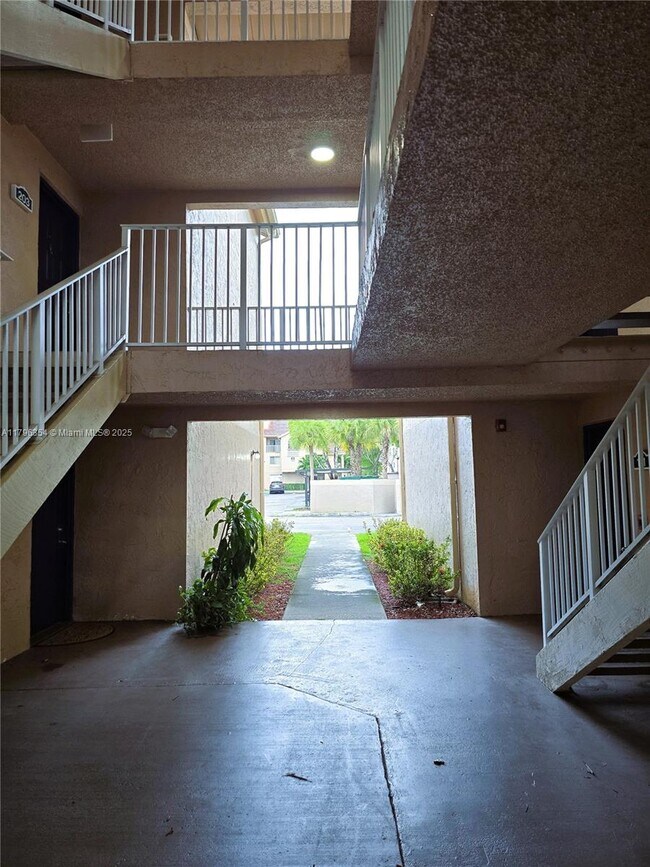 Building Photo - 10421 SW 157th Pl