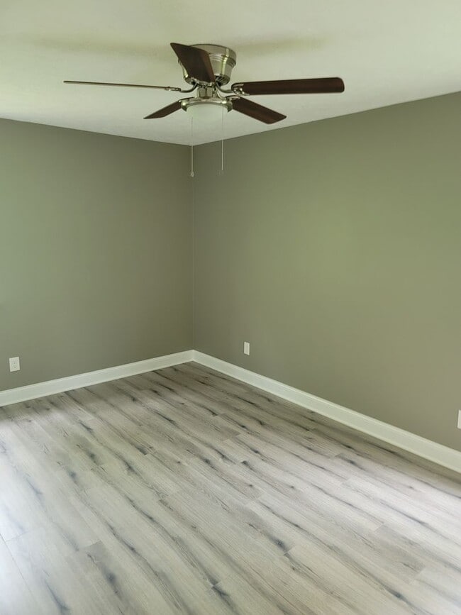 Building Photo - RENOVATED 2 BDRM, 2 BATH UPSTAIRS CONDO.  ...