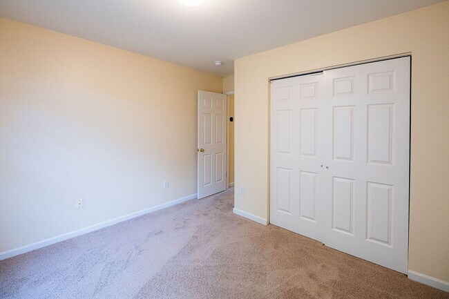 Building Photo - Stunning 6 bedroom 2.5 bathroom corner lot home in High Point with 2 car garage