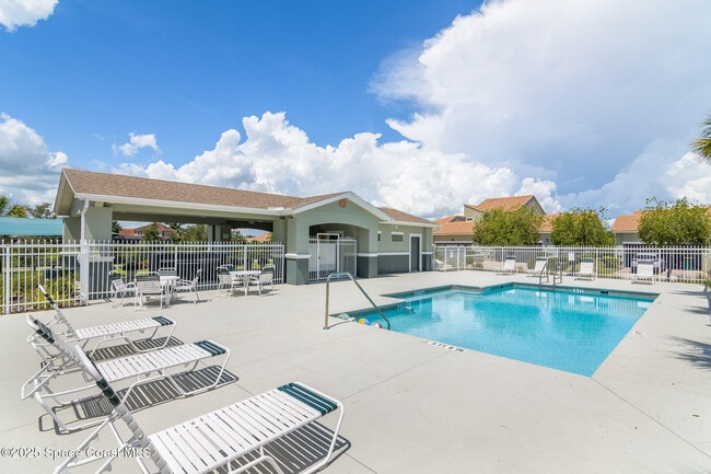 Building Photo - 3325 Sedge Dr