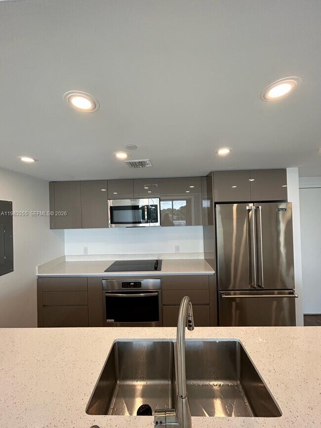 Building Photo - 13800 Highland Dr