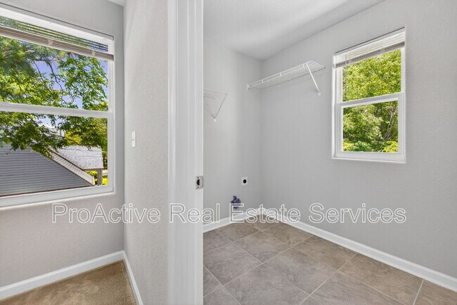 Building Photo - 615 Roland Dr