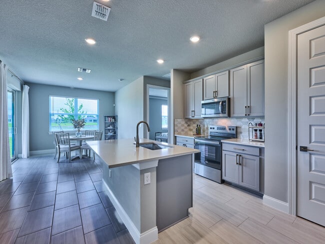 Building Photo - 8960 Dahlia Cir