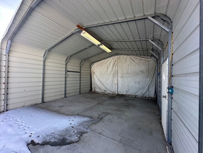 Building Photo - One bedroom, One bathroom front/back duplex. Pet Friendly! Located in Scottsbluff!