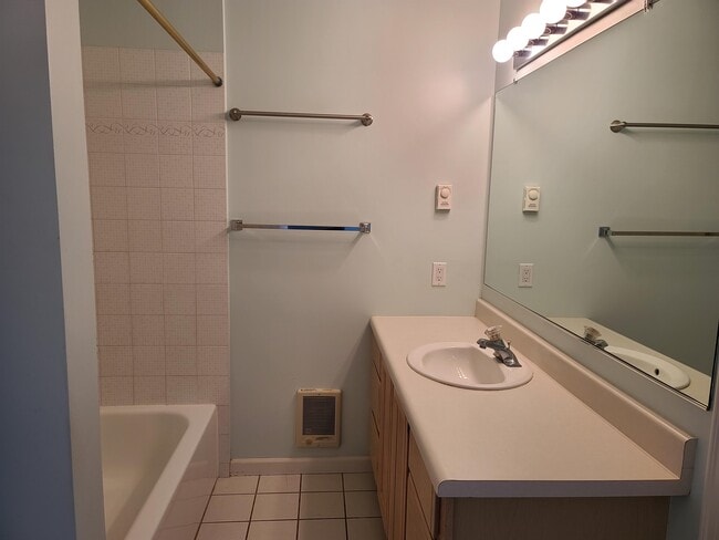 Building Photo - 1728 Edwards Dr